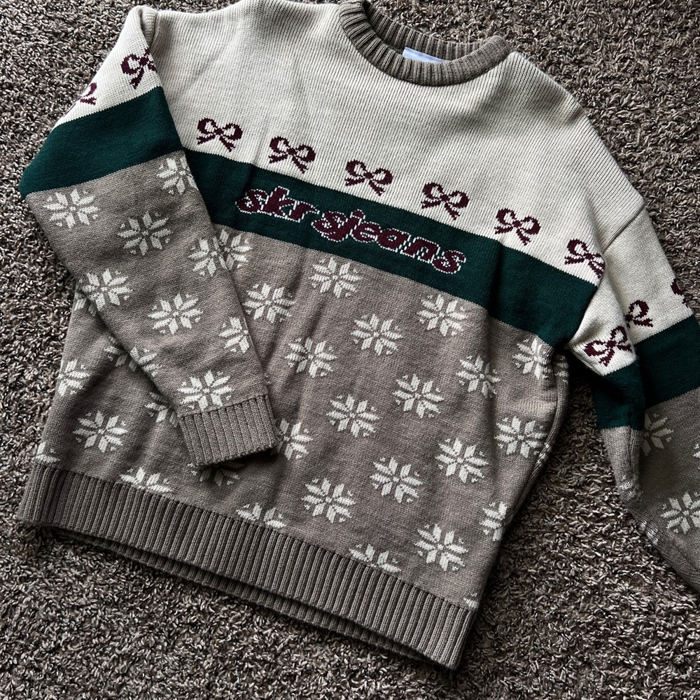 Sisters&Seekers Beige and Green Snowflake Sweater